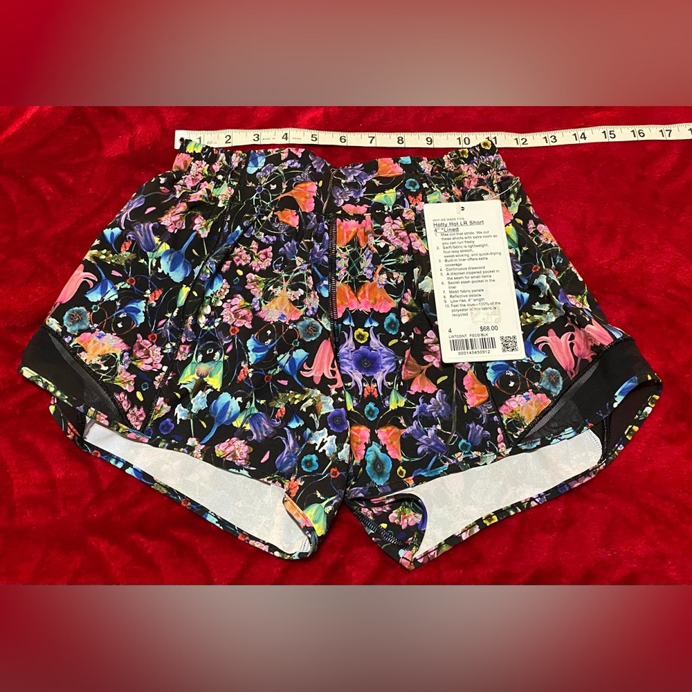 NEW SZ 4 Lululemon Hottie Hot LR Shorts Cute Floral Design Inner Lining Cute 🍋 - Picture 3 of 11